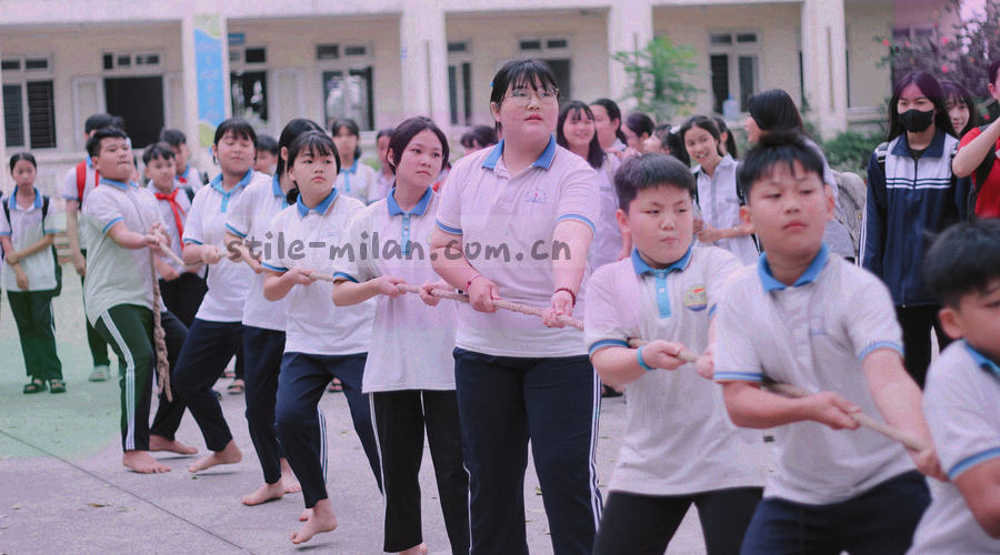 体育场看台的光影，红黑与冷灰形成对比